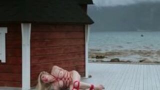 Outdoor Bondage escape attempt