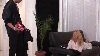 Wife in Latex Serves